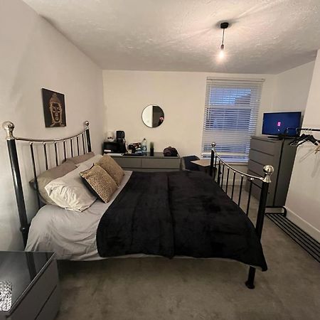 King Size Bed In A Double Bedroom Ilkeston Exterior photo