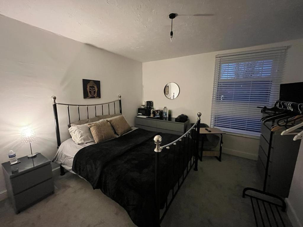 King Size Bed In A Double Bedroom Ilkeston Exterior photo