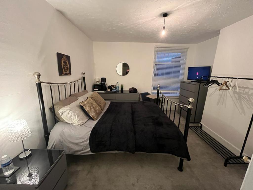 King Size Bed In A Double Bedroom Ilkeston Exterior photo