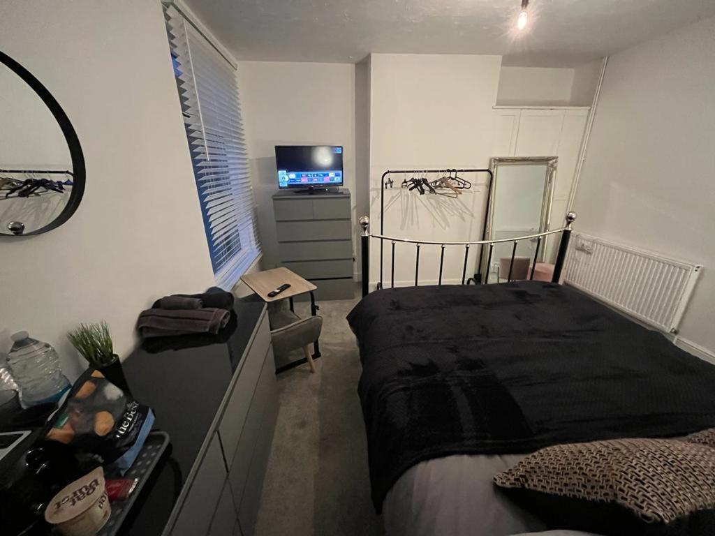 King Size Bed In A Double Bedroom Ilkeston Exterior photo