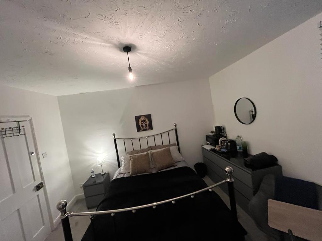 King Size Bed In A Double Bedroom Ilkeston Exterior photo